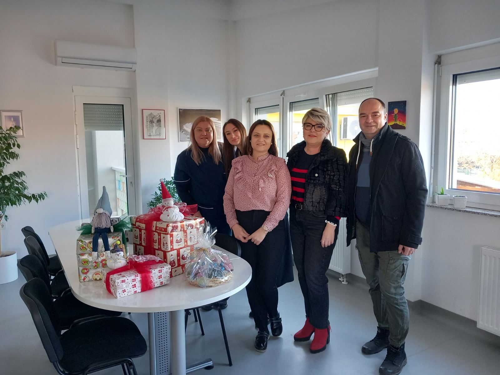 BOLNICA UNIJELA DAŠAK BOŽIĆNOG DUHA U DJEČJI VRTIĆ POPOVAČA