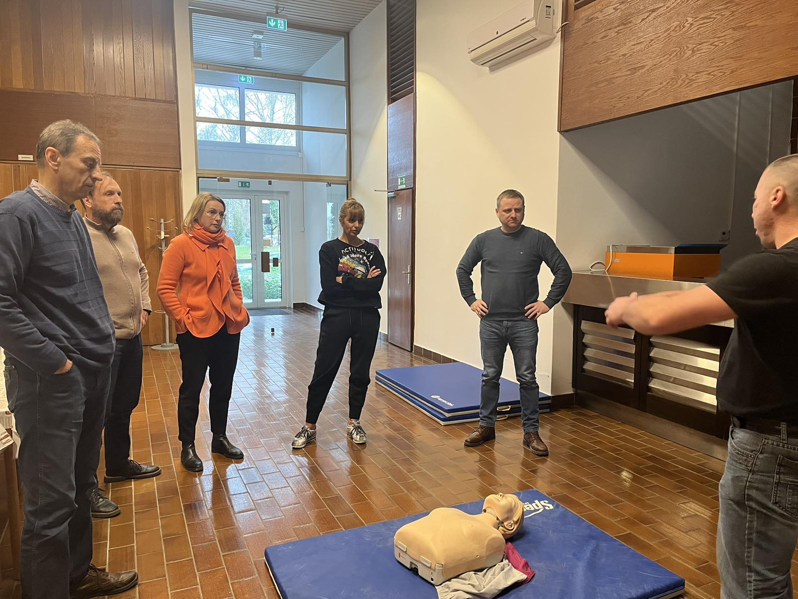 ODRŽANA EDUKACIJA: HITNA STANJA I  ODRŽAVANJE ŽIVOTA UZ UPOTREBU AUTOMATSKOG VANJSKOG DEFIBRILATORA