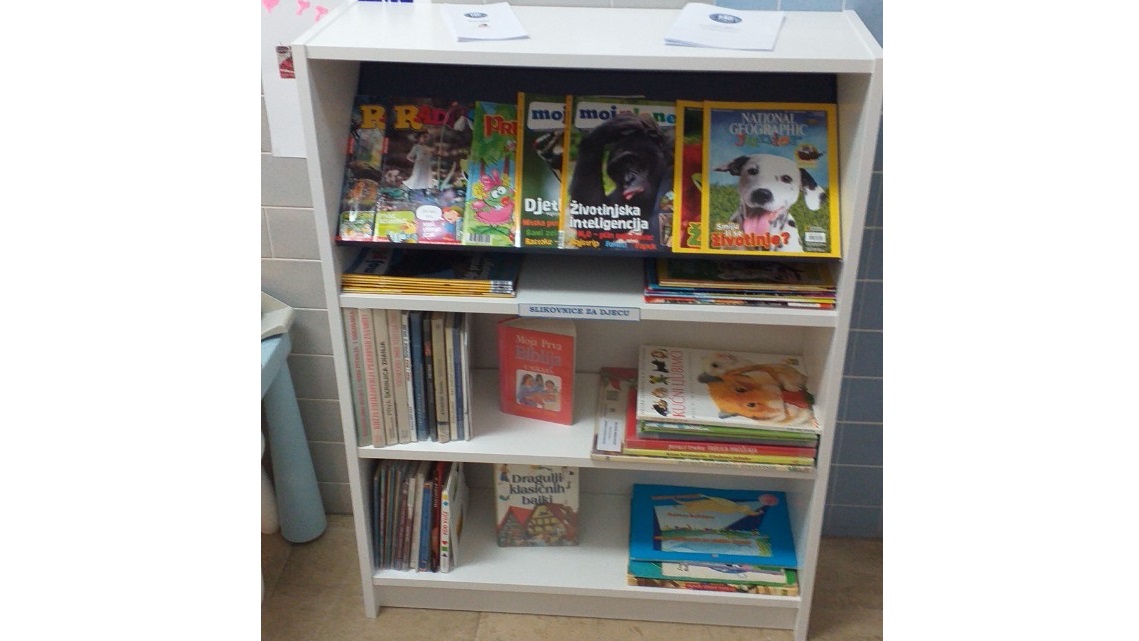 Mini knjižni kutak Poliklinike za dječju i adolescentnu psihijatriju s dnevnom bolnicom