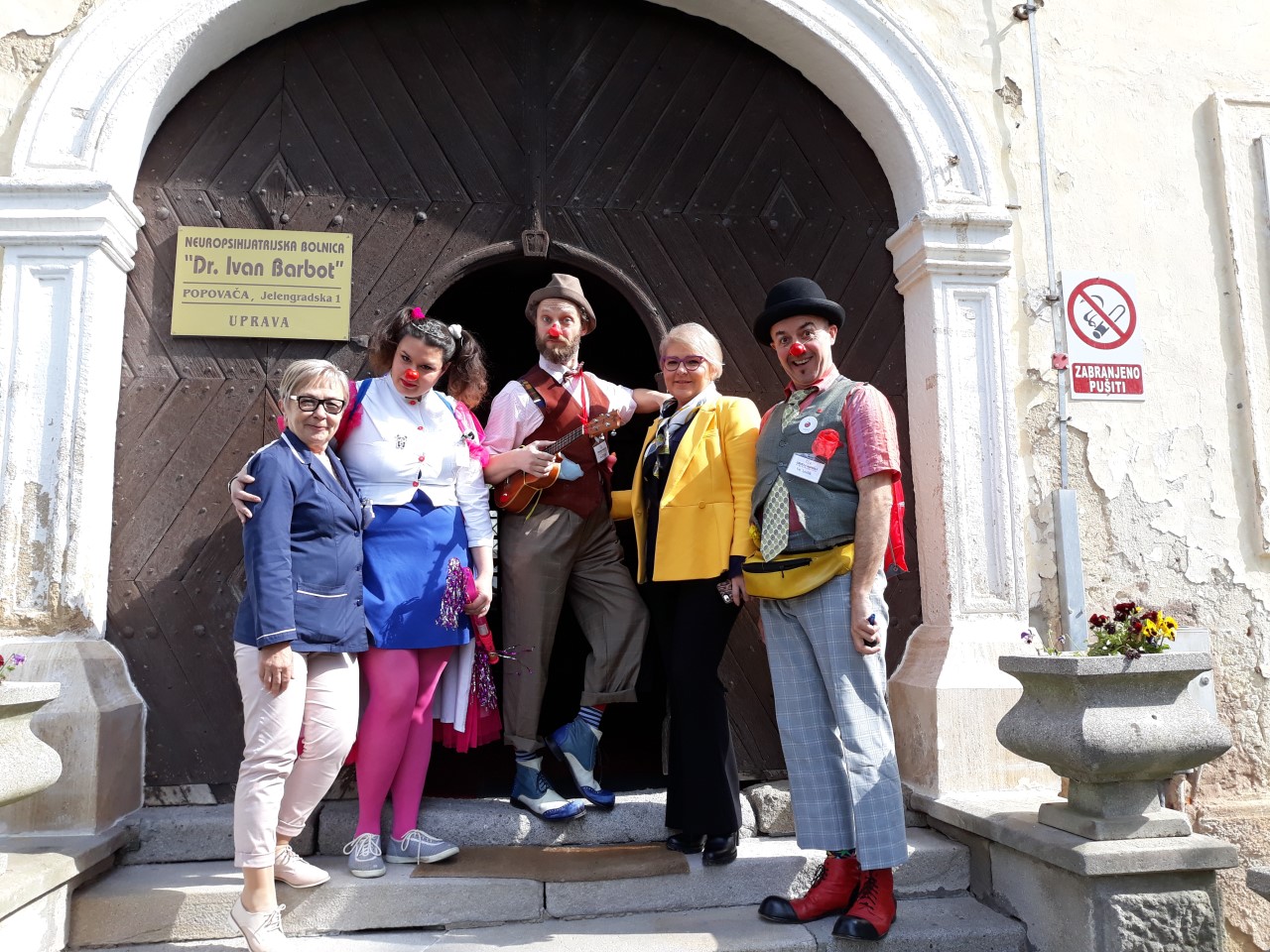 CRVENI NOSOVI - KLAUNOVIDOKTORI POSJETILI ODJELE U NAŠOJ BOLNICI