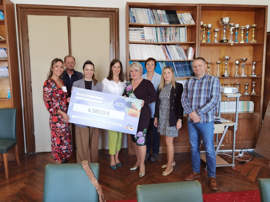 dm-drogerie markt predao donaciju NEUROPSIHIJATRIJSKOJ BOLNICI DR. IVAN BARBOT POPOVAČA