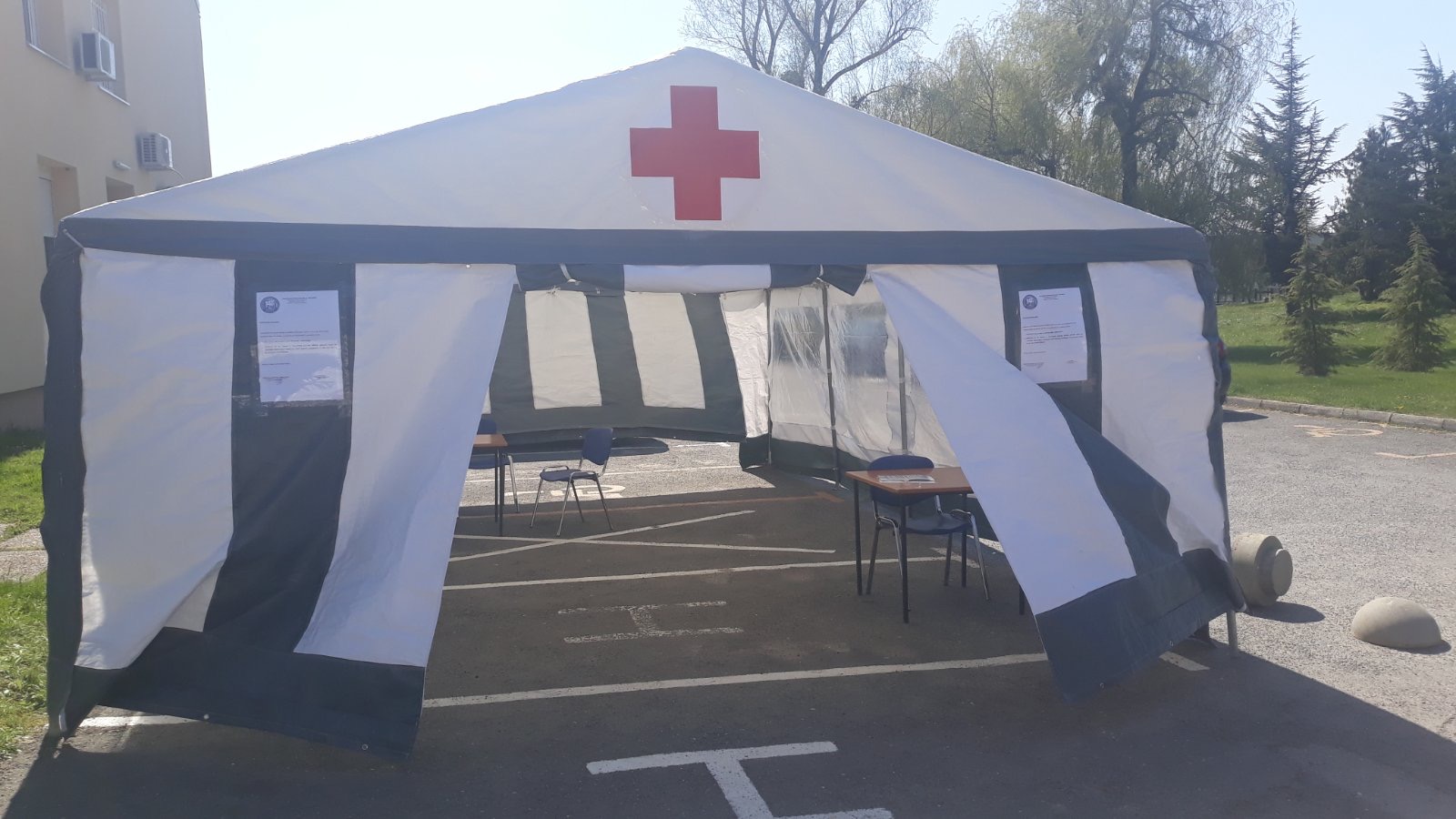 Postavljen trijažni šator ispred Prijemne ambulante višenamjenskog objekta